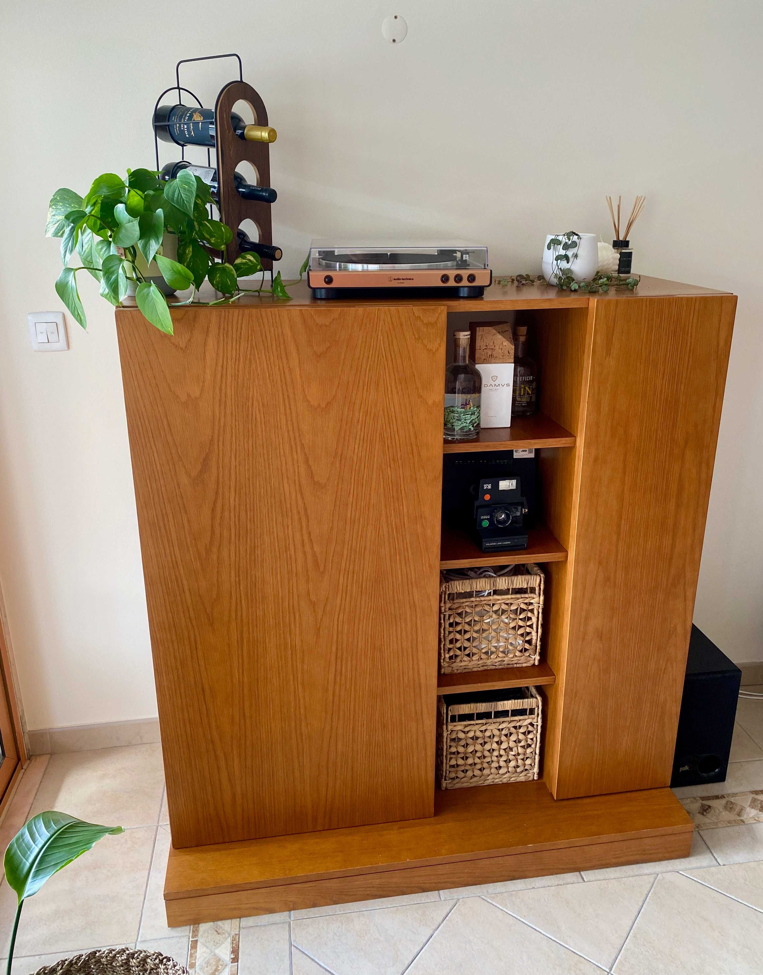 Móvel bar de madeira com porta-garrafas extraível