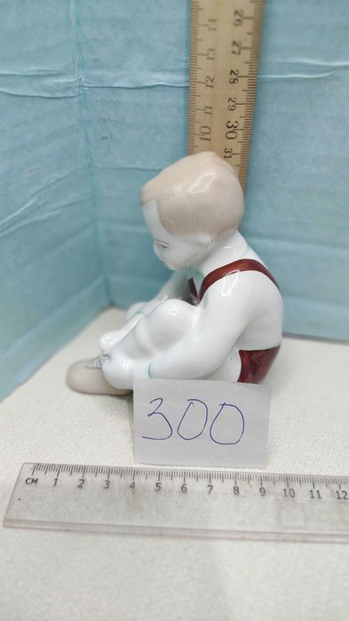 Статуэтка Девочка  одивает штаны и другие Венгрия 1960 годы