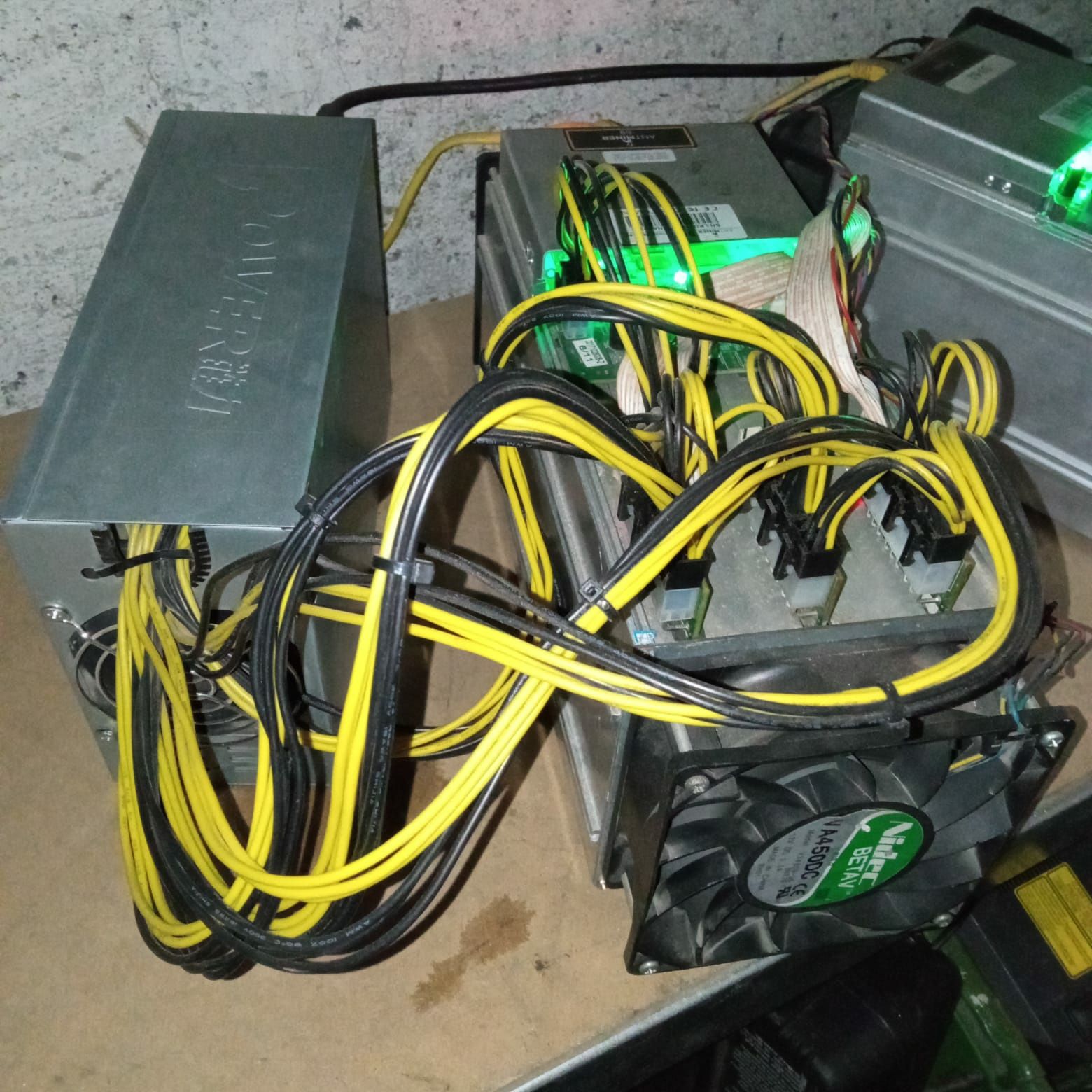 Koparka kryptowalut antminer s9