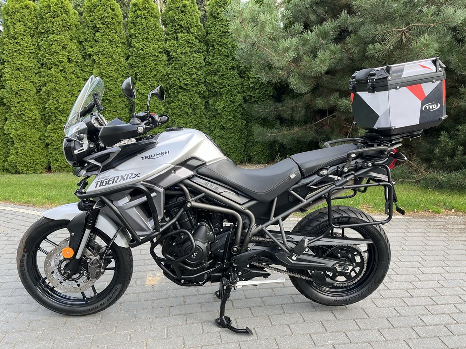 Triumph Tiger 800 z 2012 roku wyglada  jak nowy
