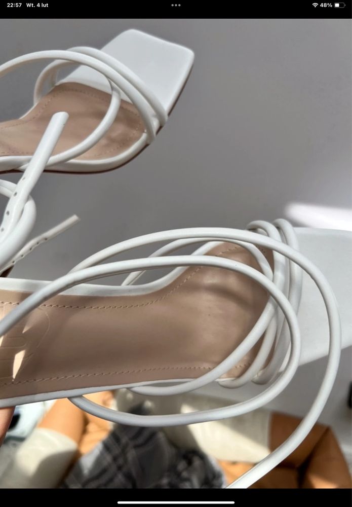 Buty na obcasie sandałki 40,5 białe wiązane