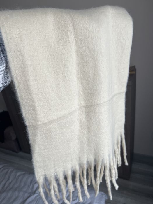 Бежевий теплий шарф