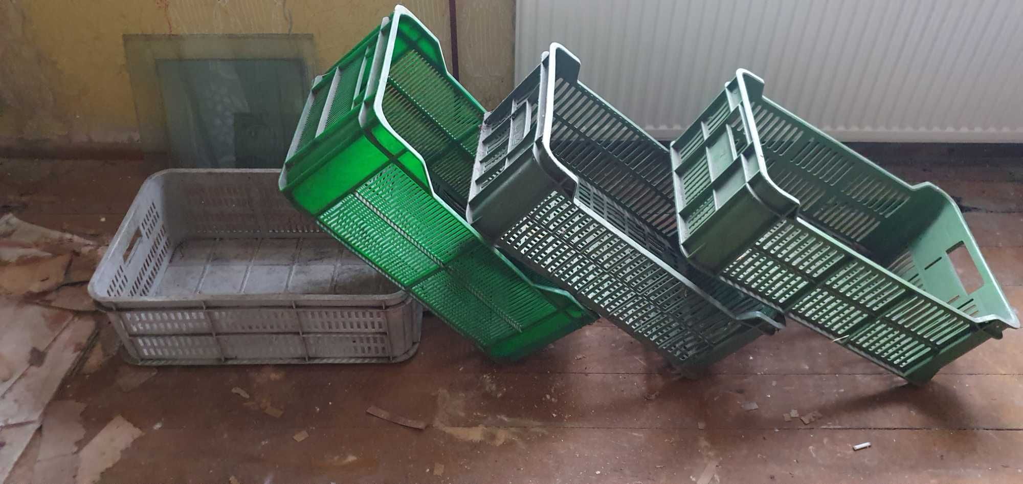 Plastikowe pojemniki  i kosz