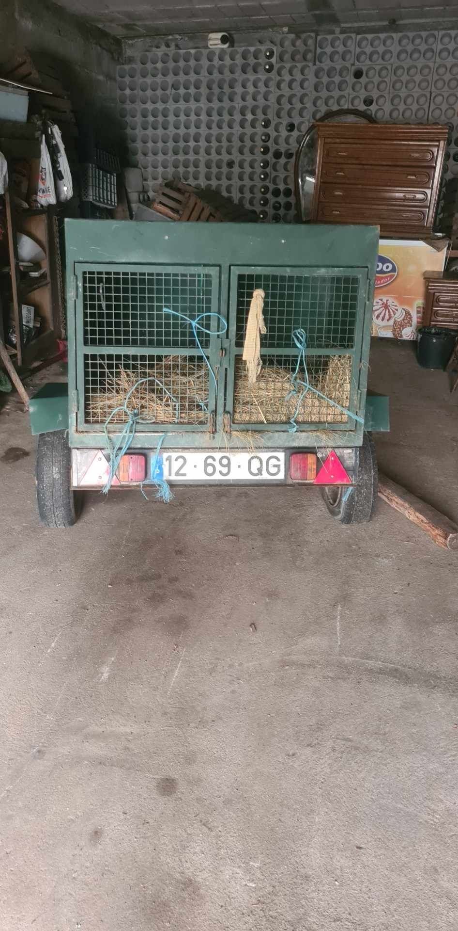 Reboque de caça com amortecedores