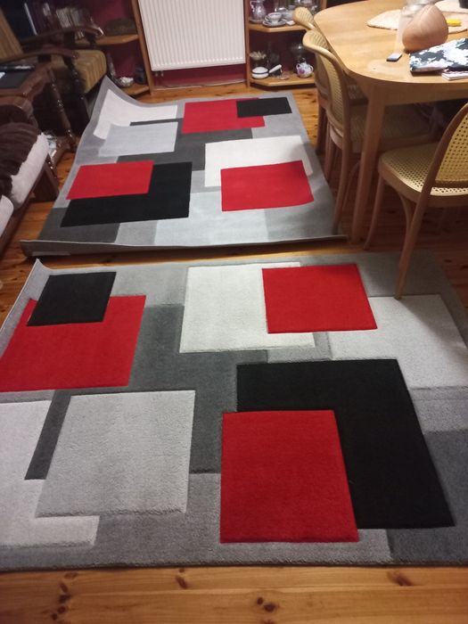 Dwa dywany w różnych rozmiarach