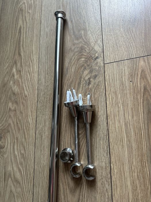 Karnisz metalowy na zaslony lub firanki z uchwytami. 160 cm.