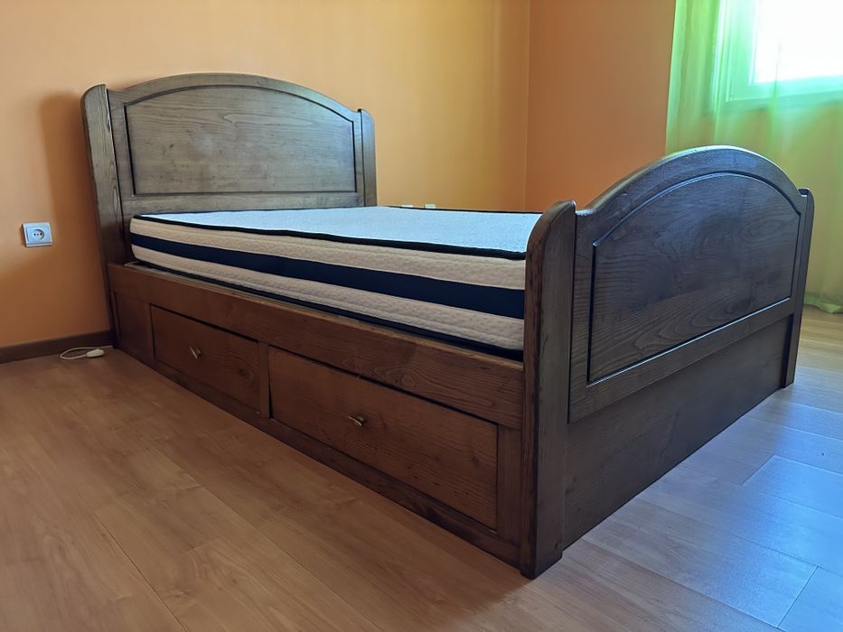Cama de casal em madeira maciça com colchão