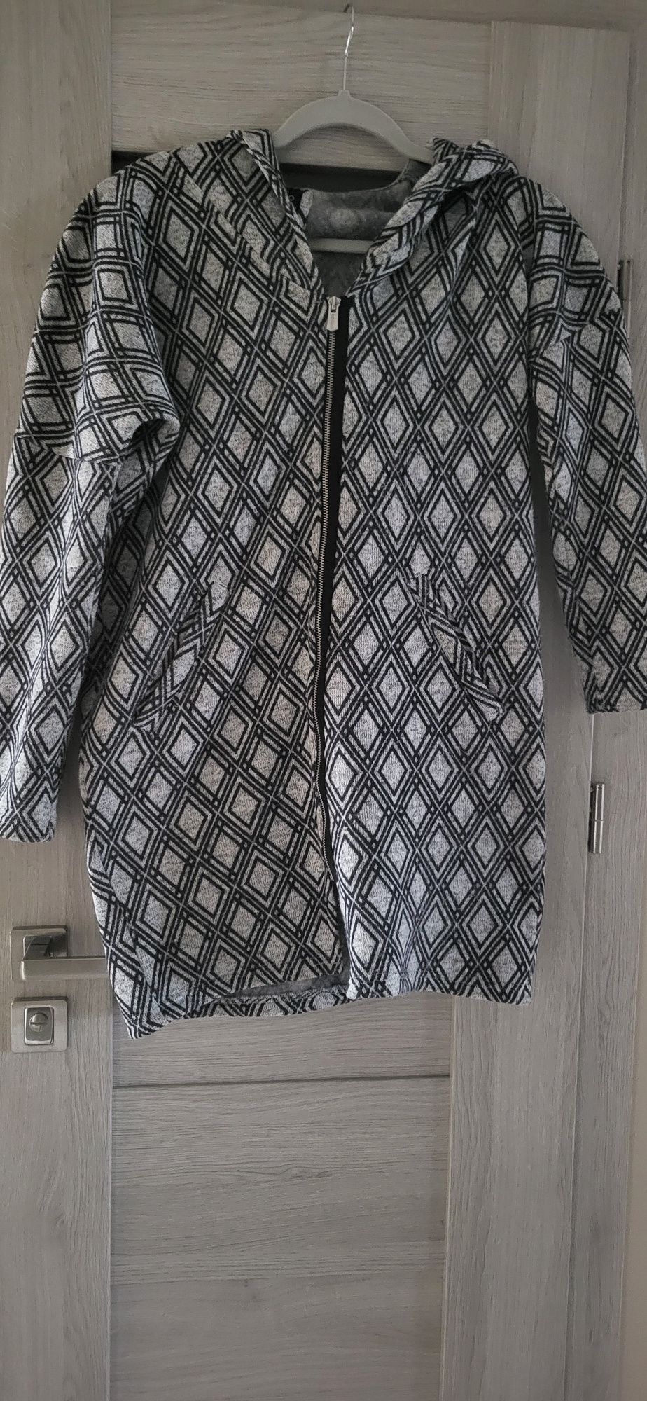 Długi sweter z kapturem