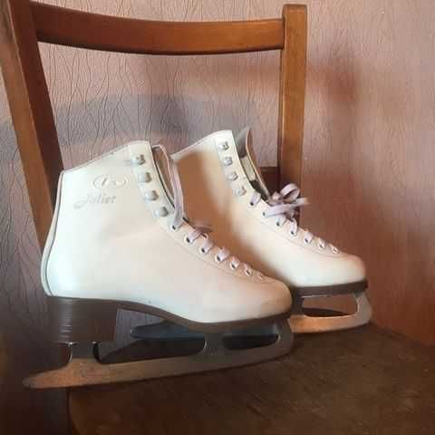 Коньки фигурные Botas