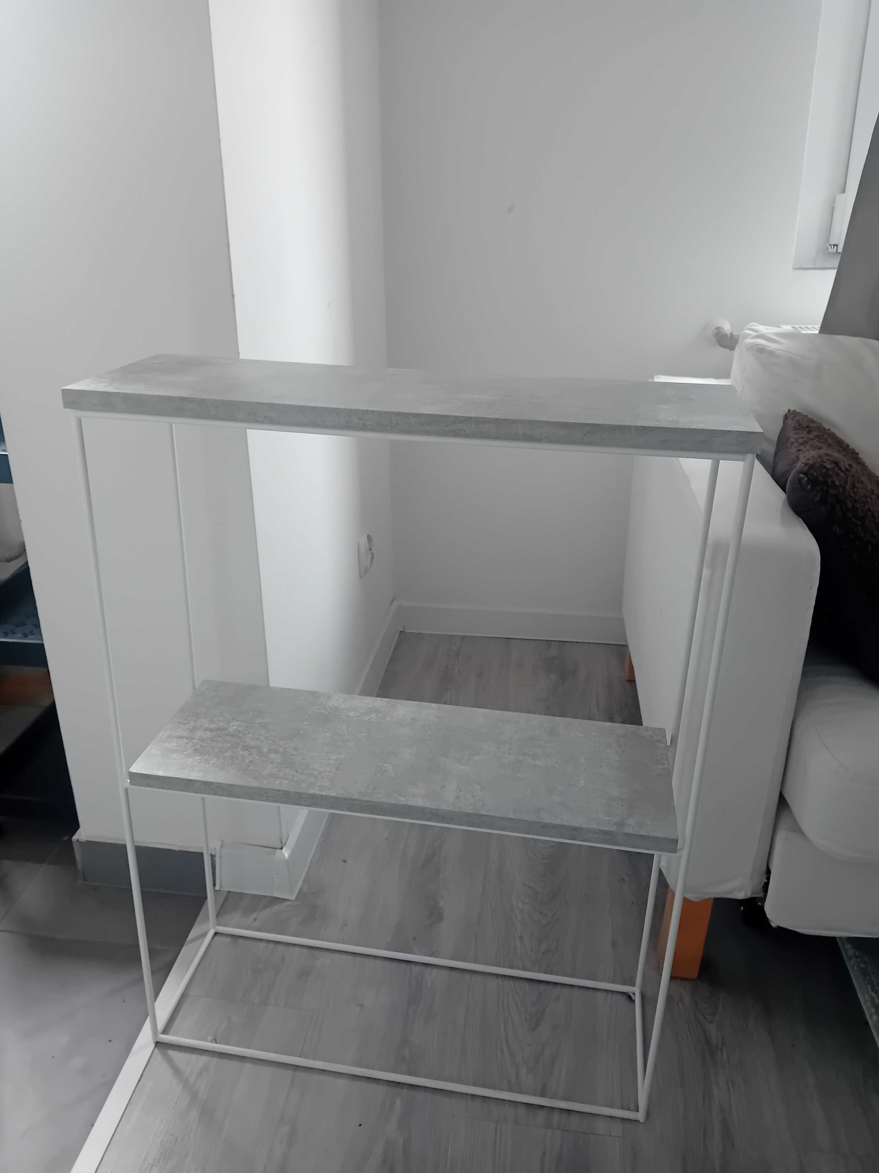elegancka konsola w kolorze szaro-białym