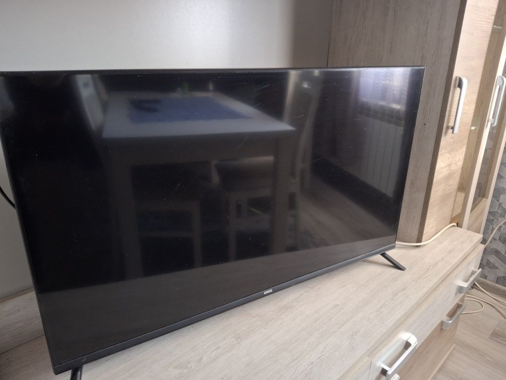 Telewizor chiq 40 cali smart tv DVBT2 z pilotem i pudełkiem