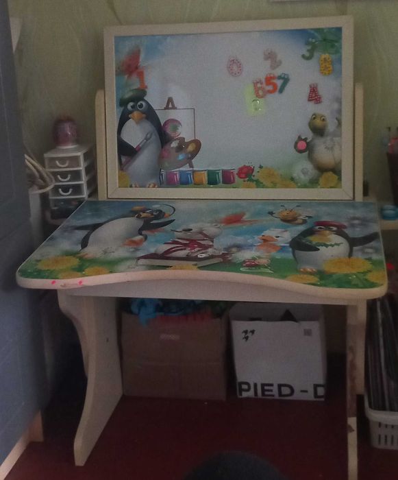 Меблі дитячі,стіл.