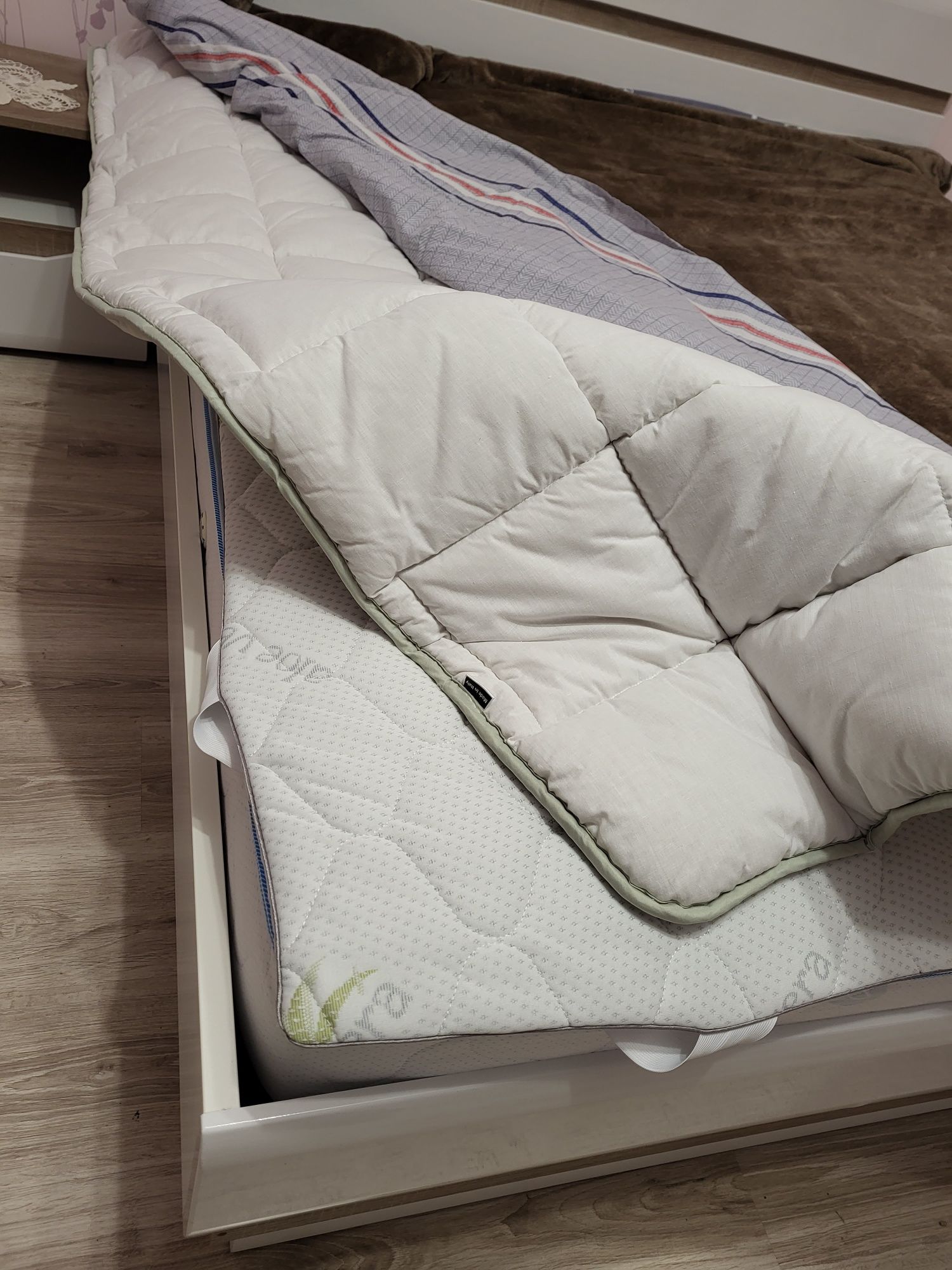 продам спалний гарнітур ліжко + матрац + наматрацник + одеяло овеч. ше