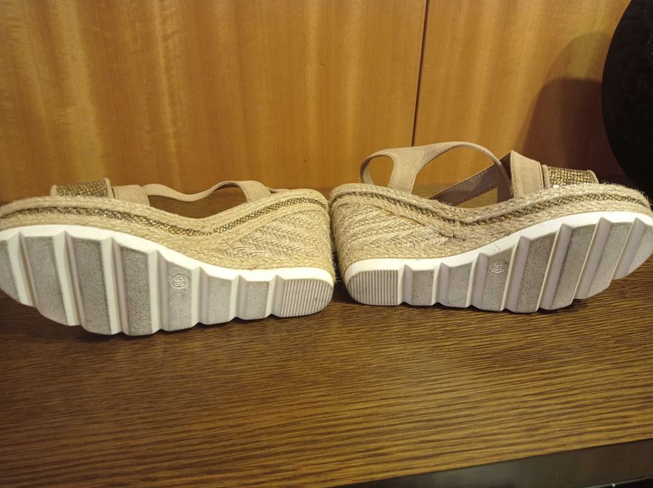 Sandálias beges compensadas