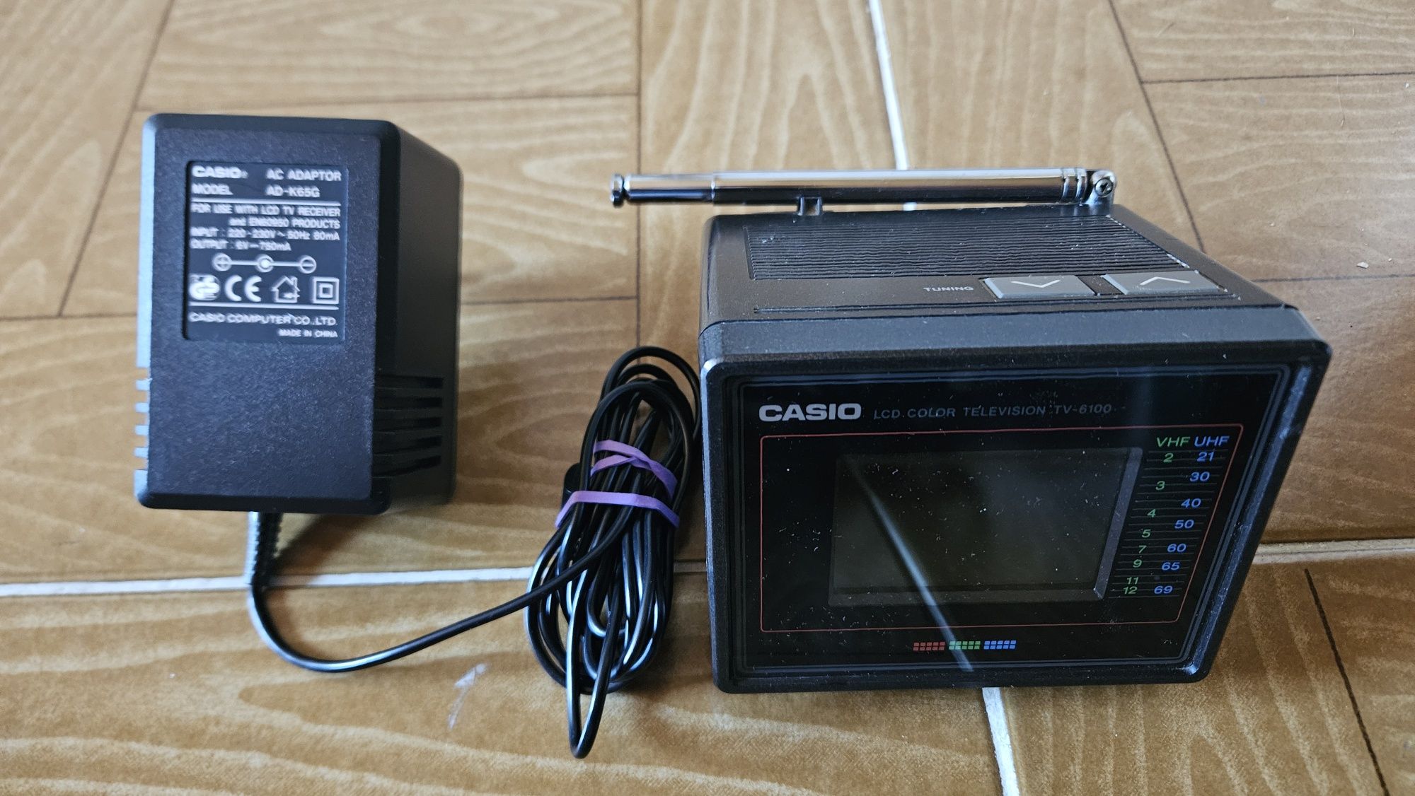 Mini TV Casio TV-6100 com Carregador + Cabo Jack AV