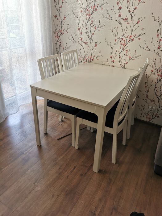 Stół rozkładany i 4 krzesła