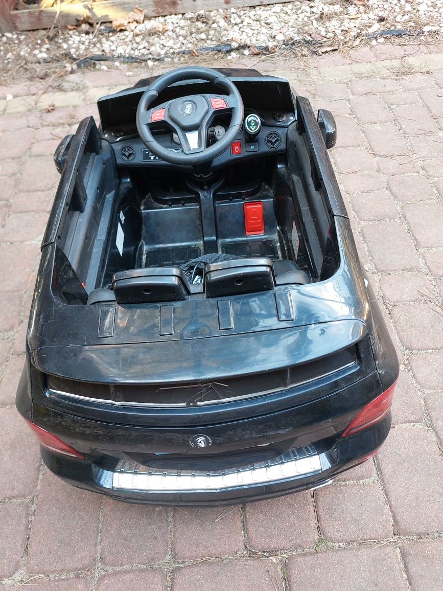 Auto na baterie dla dzieci 2-5 lat . Melodia, pasy, otwierane drzwi