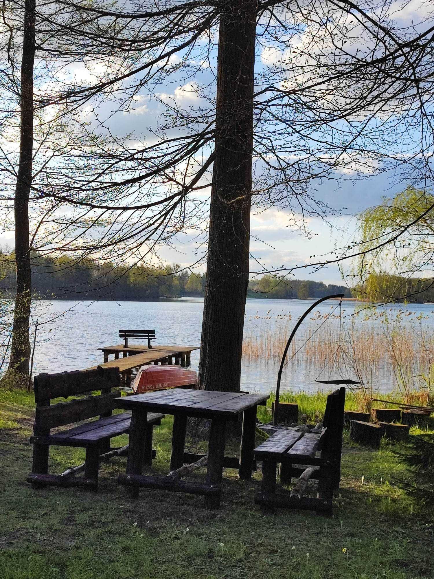 Domek nad jeziorem --- Majdy (Olsztyn) z linią brzegową i pomostem.