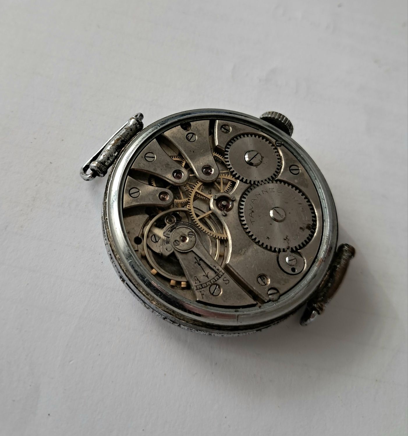 Stary zegarek na kamieniach