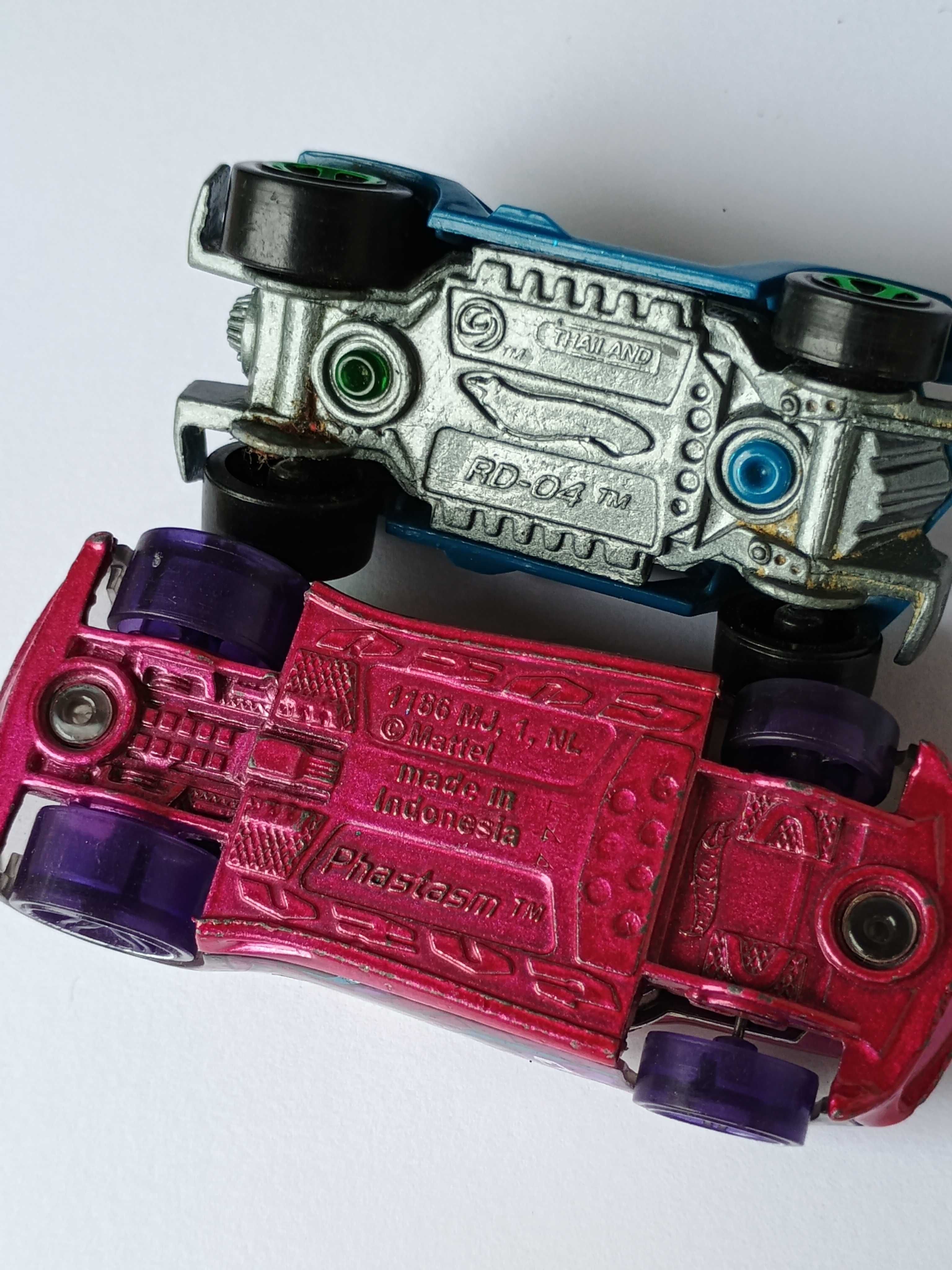 Hot Wheels, trzy metalowe resoraki plus Batcopter