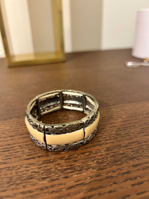 Pulseira bege e metal