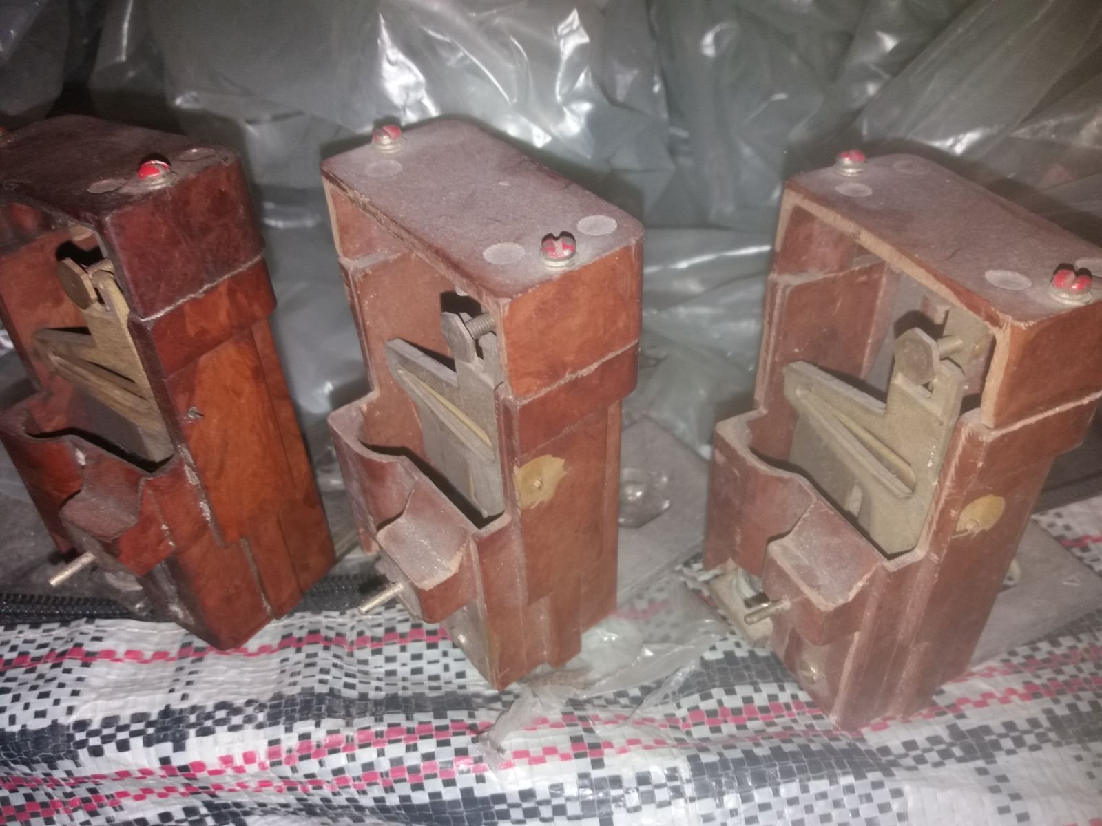 Продам на автоматический выключатель А3790 запчасти.