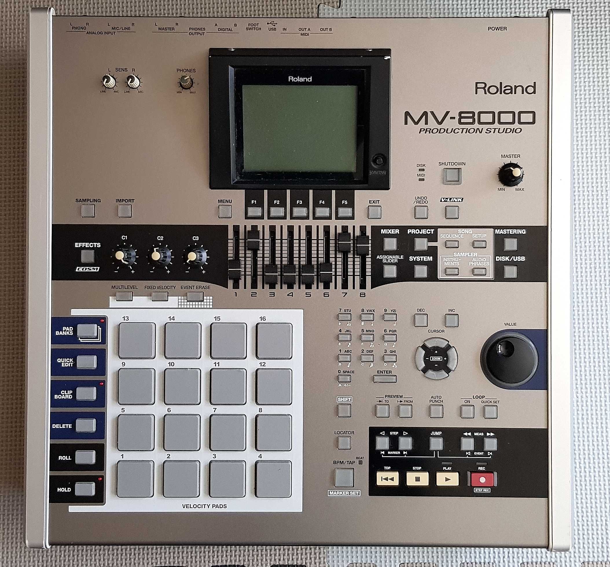 Roland MV-8000 sampler (jak Akai MPC)