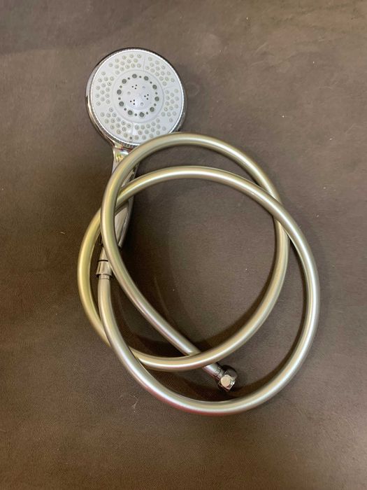 Сантехника - смеситель для ванной, душевой шланг с лейкой с держателем