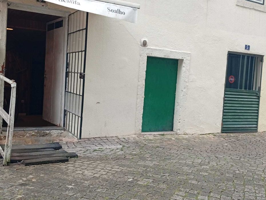 Armazém com 3 portas e 68 m2 de área bruta