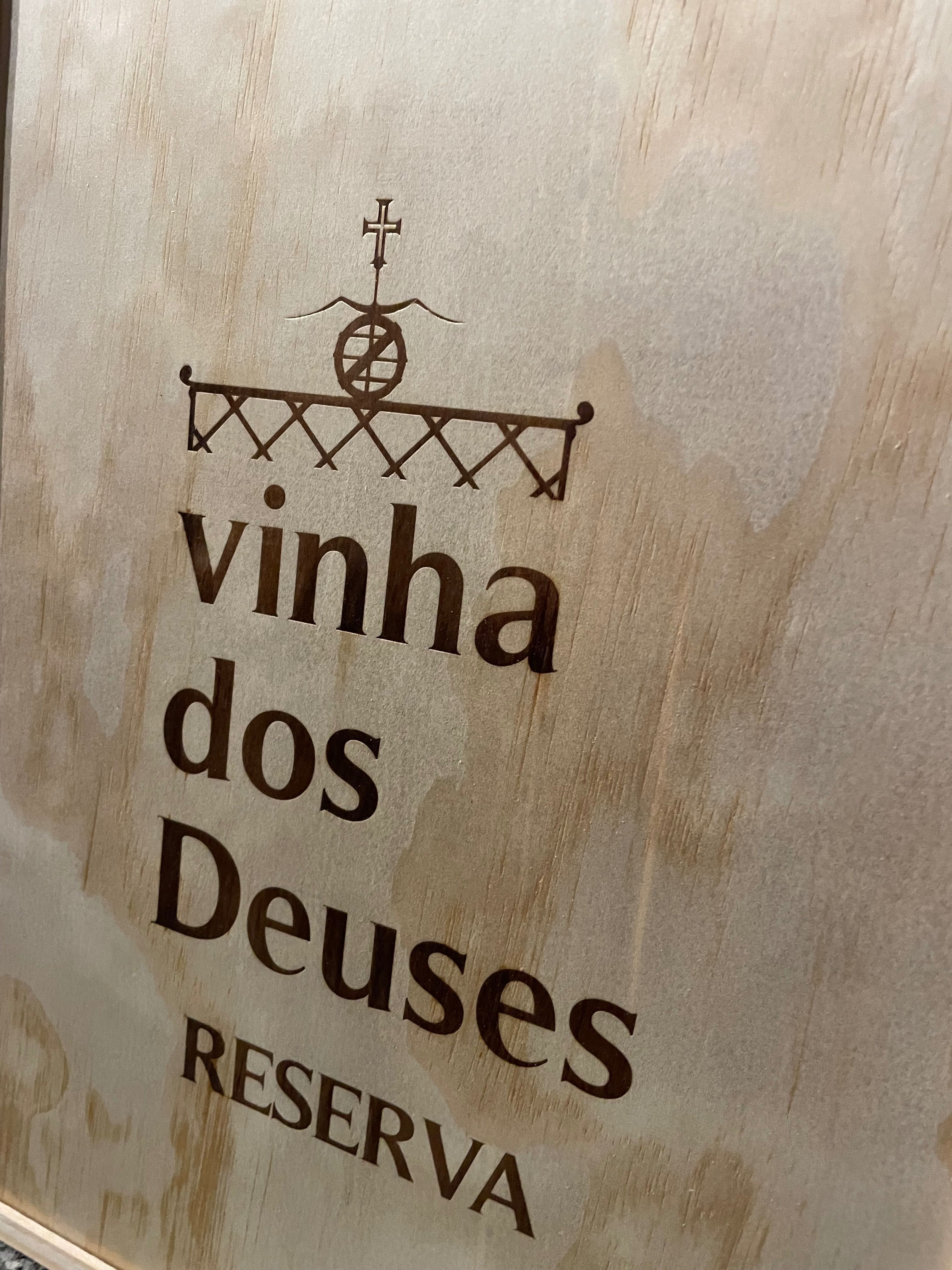 Caixas madeira de várias marcas vinho