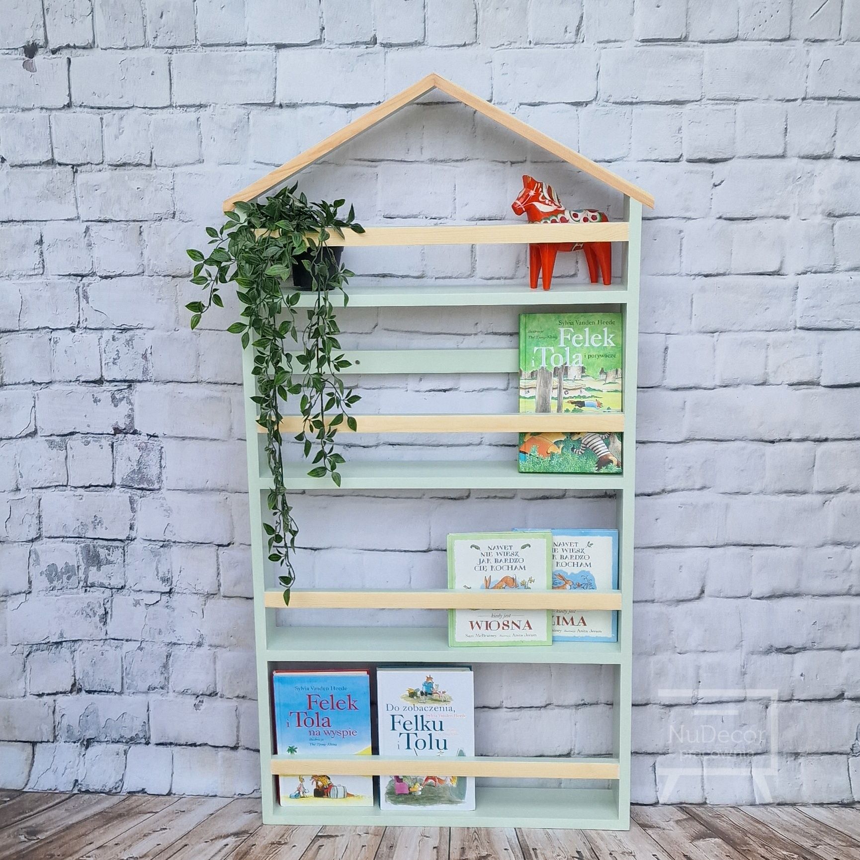 Odnowiony drewniany eegał na książki dla dzieci domek