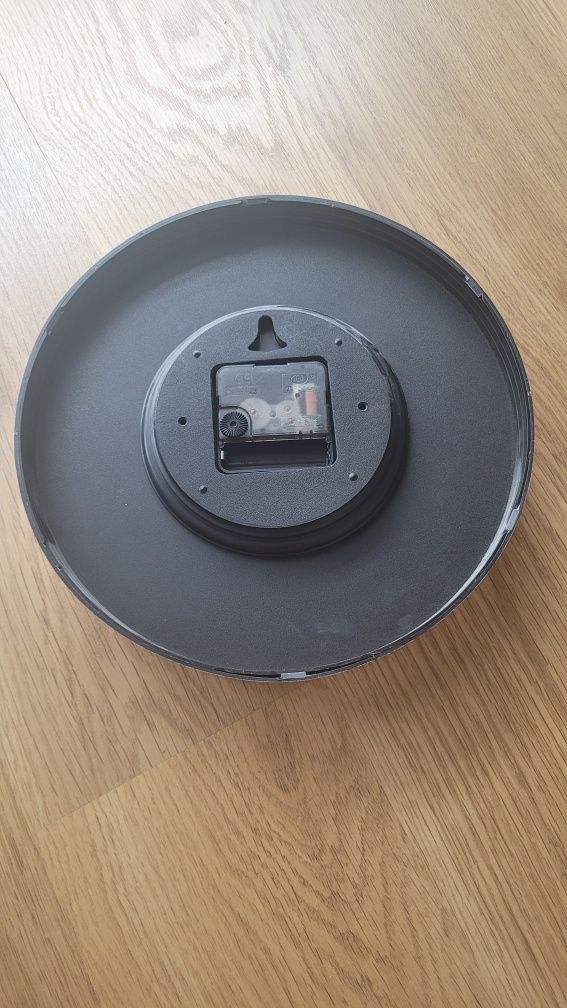 Różowy zegar ścienny analogowy