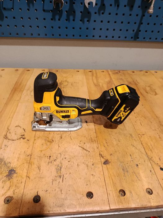 Wyrzynarka DeWalt DCS335