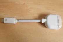 Cabos adaptadores: mini DVI Port -> VGA + mini DP -> hdmi, VGA e DVI