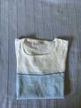 camisola listrada com tons de azul e branco