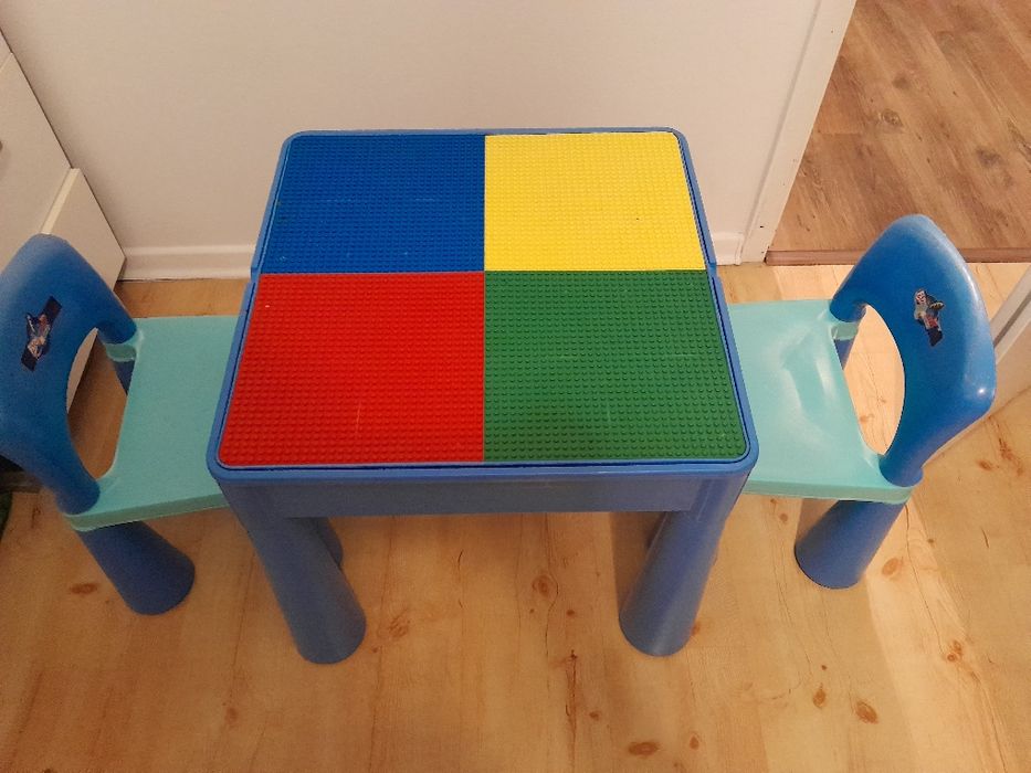 Stolik z krzesełkami dla dzieci