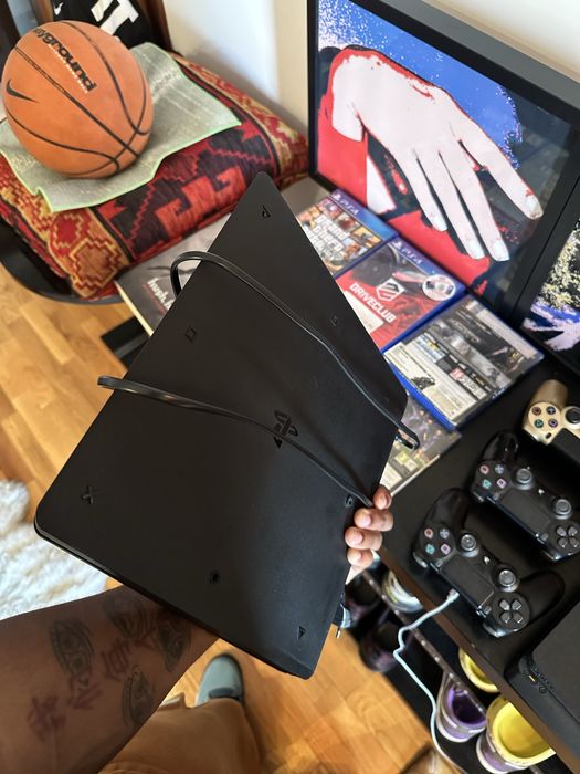Playstation 4 slim