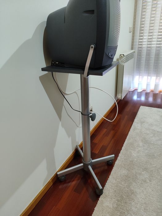 Mesa TV regulável em altura