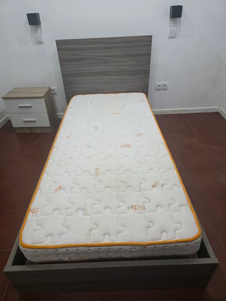 Cama solteiro semi nova
