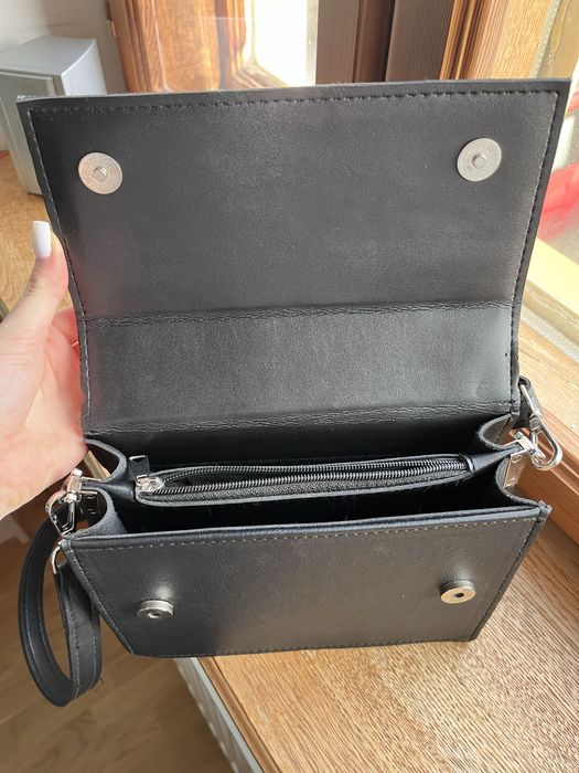 Чорна шкіряна сумка
