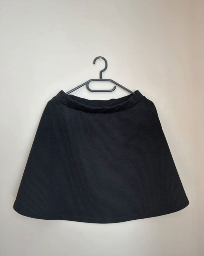 Elegancka krótka czarna spódnica