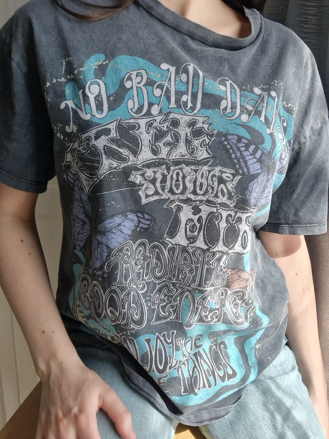 Szary tshirt koszulka oversize z grafiką z nadrukiem lose fit Bershka