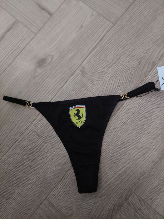 Czarne stringi z logo ferrari