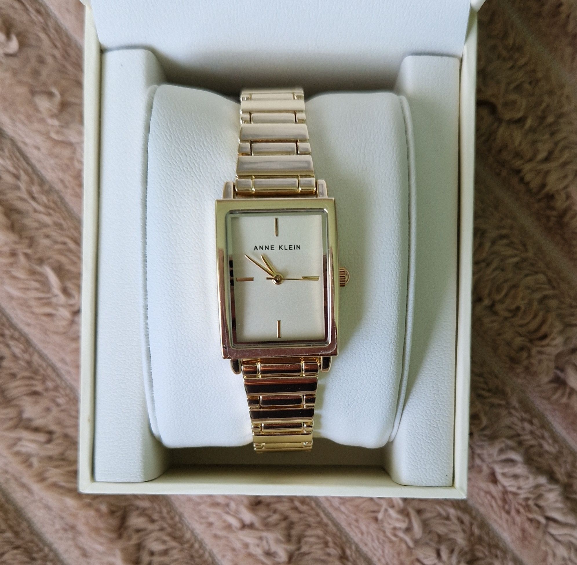 Оригінальний годинник Anne Klein.