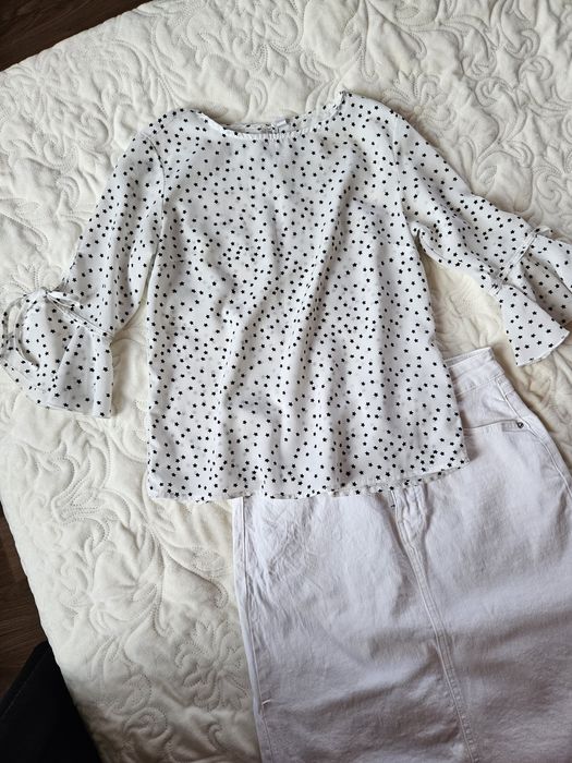 Святкова біла жіноча блузка із принтом в чорні  зірочки