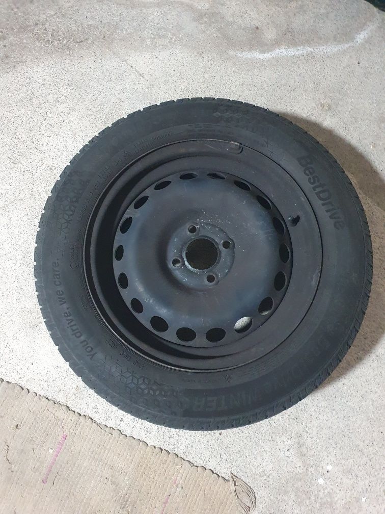 4 pneus  neve  com jantes de ferro com bom piso.