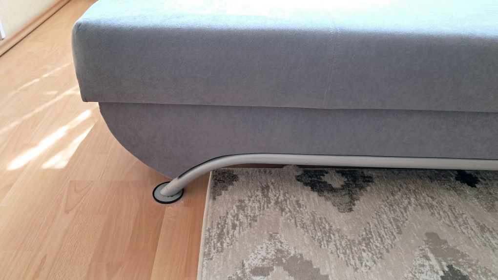 Sprzedam kanapę dwuosobową w bardzo dobrym stanie.