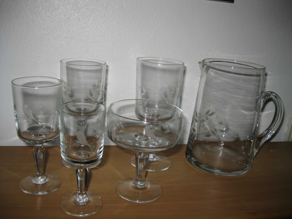 Serviço de copos meio cristal, lapidados . Muito pouco uso