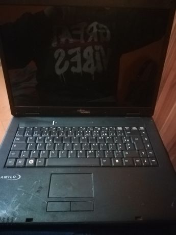 Laptop siemens widoczny na zdjęciu