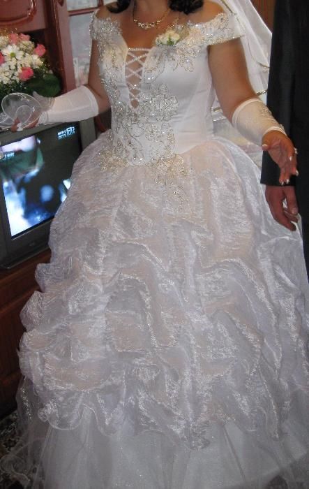 Весільна сукня дуже красива.